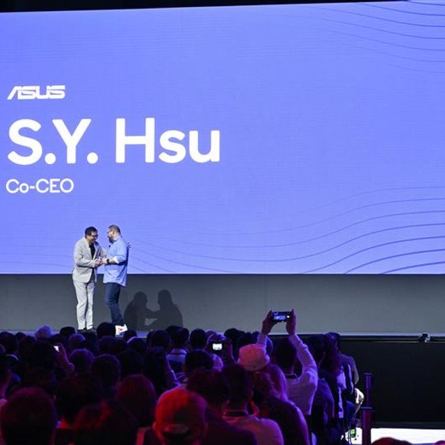 圖2_華碩共同執行長許先越於COMPUTEX 2025高通主題演講中，受到高通總裁暨執行長艾蒙的熱烈歡迎。